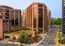 Office suites from 1,115 RSF to 23,133 RSF Full-service on-site cafeteria Steps to White Plains train station and count and district courthouse 2 Acre Park with numerous amenities
